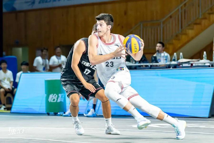 关于莱比锡训练开放日；清晨回应争议引欢呼；CBA常规赛在即；年轻球员得到机会的信息-9体育